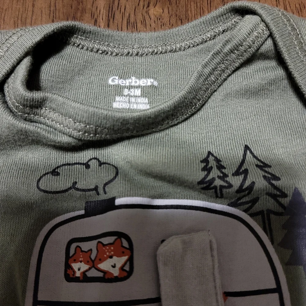 Two short‎ sleeves green Gerber 0 to 3 month onesies